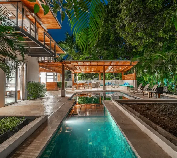 Luxe Modern Villa w/ pool yard at premium location